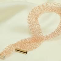 flaches Damencollier - gestrickt aus roségold Draht - mit roségold Fädelverschluss Bild 2