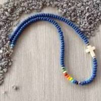 Bunte Kinderkette' mit einem Howlithkreuz und Rocailles in Regenbogenfarben Bild 1