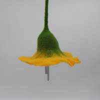 Windspiel, Klangblüte mit Klangstäben für Terrasse, Wohn- oder Babyzimmer, Mobile als Wohndekoration, Filzblume gelb Bild 4