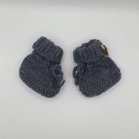 Babyschüchen Neugeborene gestrickt aus Wolle in anthrazit Bild 1