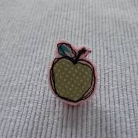 Ansteck-Pin, frei Hand gestickt mit der Nähmaschine, Apfel, grün-weiß Bild 2