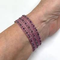 Drahtgestricktes Armband, rosefarben mit Roncailles-Perlen Bild 5