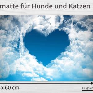 Napfunterlage | Futtermatte „Ein Herz aus Wolken“ aus Premium Vinyl - 60x40 cm - rutschhemmend, abwaschbar, reißfest - M Bild 2