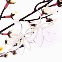 Ohrringe Lotus-Blüte mit silberner Aufhängung aus dem 3D Drucker Bild 3