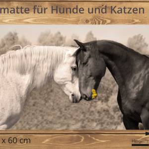 Napfunterlage | Futtermatte „Liebende Pferde“ aus Premium Vinyl - 60x40 cm - rutschhemmend, abwaschbar, reißfest - Made Bild 2