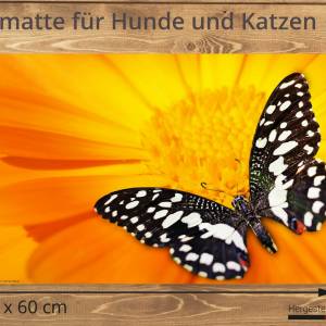 Napfunterlage | Futtermatte „Schwarz-Weißer Schmetterling“ aus Premium Vinyl - 60x40 - rutschhemmend, abwaschbar, reißfe Bild 2