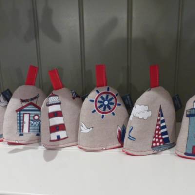 Eierwärmer 'Friesland', Eierhütchen, Leuchtturm, Badehäuschen, Möwe, 2-lagig mit Vlies