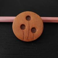 Holz-Knopf mit stilisiertem Blütenmuster in zwei Ausführungen Bild 3