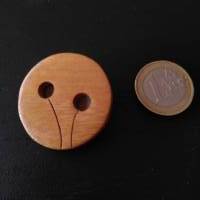 Holz-Knopf mit stilisiertem Blütenmuster in zwei Ausführungen Bild 4