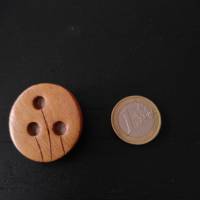 Holz-Knopf mit stilisiertem Blütenmuster in zwei Ausführungen Bild 5