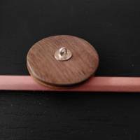 Holz-Knopf mit stilisiertem Blütenmuster in zwei Ausführungen Bild 6
