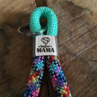 Farblich toller Schlüsselanhänger aus Segelseil mit graviertem Metallelement „Super Mama“ Bild 2