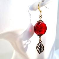 Ohrringe rot hängend, romantischer Look,handmade Ohrringe, kirschrot mit Blättern aus Murano Glas im Vintage Hippie Stil Bild 3