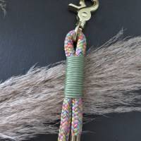 Schlüsselanhänger/Taschenanhänger aus PPM-Seil in Regenbogen Bild 2