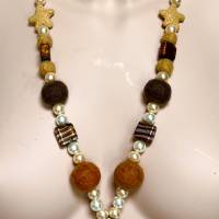 wunderschöne lange Kette aus Filz-, Glas-, Keramik- und Perlen in zarter Farbkombination, mit einem glänzenden Glasherz Bild 2