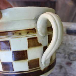 uralter Milchkrug Milchtopf Krug Schachbrett Muster Steinzeug Keramik Handgetöpfert  10er 20er Jahre Bild 6