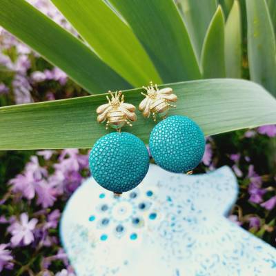 Rochenleder-Ohrringe "Bienenkosmos"