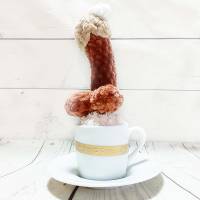 '' Morgenlatte'' gehäkelter Penis in einer Tasse Bild 2