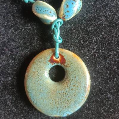 Keramikanhänger aus Sedona am Lederband