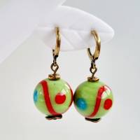 Grüne Ohrringe aus Lampwork Glasperlen mit mit Punkten in blau und rot, klassische Ohrringe mit Perlen in Kugelform Bild 1