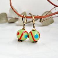 Grüne Ohrringe aus Lampwork Glasperlen mit mit Punkten in blau und rot, klassische Ohrringe mit Perlen in Kugelform Bild 3