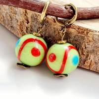 Grüne Ohrringe aus Lampwork Glasperlen mit mit Punkten in blau und rot, klassische Ohrringe mit Perlen in Kugelform Bild 4