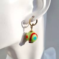 Grüne Ohrringe aus Lampwork Glasperlen mit mit Punkten in blau und rot, klassische Ohrringe mit Perlen in Kugelform Bild 5