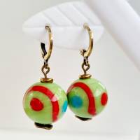 Grüne Ohrringe aus Lampwork Glasperlen mit mit Punkten in blau und rot, klassische Ohrringe mit Perlen in Kugelform Bild 7