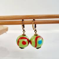 Grüne Ohrringe aus Lampwork Glasperlen mit mit Punkten in blau und rot, klassische Ohrringe mit Perlen in Kugelform Bild 8