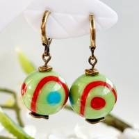 Grüne Ohrringe aus Lampwork Glasperlen mit mit Punkten in blau und rot, klassische Ohrringe mit Perlen in Kugelform Bild 9