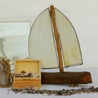 Segelboot in Tiffanytechnik, Geschenk, Meergefühl, Meersdeko, Segelschiff aus Treibholz und Tiffanyglas, Wohndeko Bild 1
