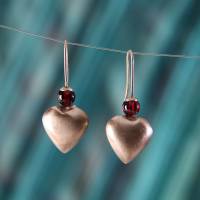 Ohrhänger „Herzen“ aus 925 Silber und einer Granatperle, Bild 1