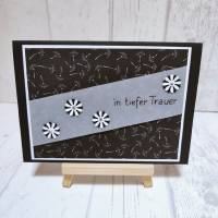Trauerkarte - handgeschrieben- mit weiß-schwarzen Blüten Bild 1