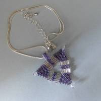 Halskette mit Anhänger Dreieck Triangle aus Glasperlen, silber, lila, 40 cm, aus Perlen gefädelt, Kette Bild 1