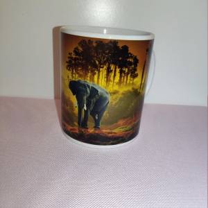 Bedruckte Tasse mit tollem Landschafts- und Elefanten Motiv, wunderschöne Tasse als perfekte Geschenkidee Bild 2