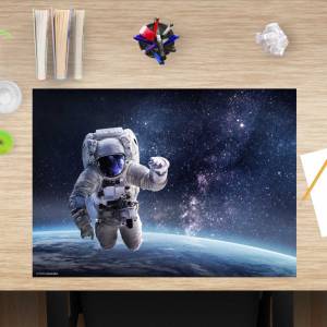 Schreibtischunterlage – Astronaut im Weltall – 60 x 40 cm – Schreibunterlage für Kinder aus erstklassigem Premium Vinyl Bild 1