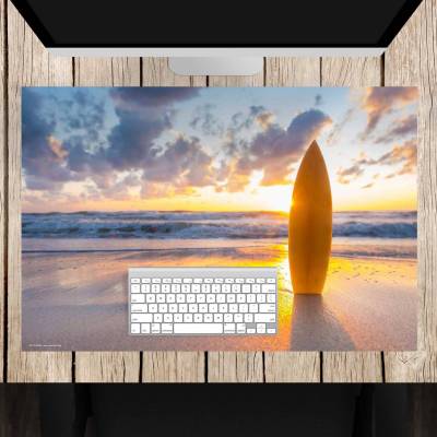 Schreibtischunterlage – Surfbrett am Strand – 60 x 40 cm – Schreibunterlage für Kinder aus erstklassigem Premium Vinyl –