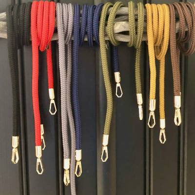 Taschenhenkel aus Segelseil mit goldfarbenen und drehbaren Karabinern in unterschiedlichen Farben und Längen