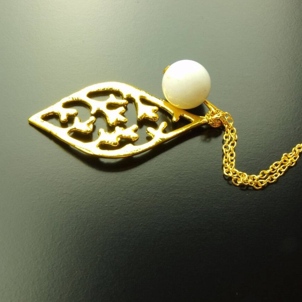 Kette Jade Perle weiß Anhänger golden oriental