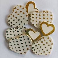 Holzstreuteile 5 große Herzen & 3 kleine Herzen Creme-Gold Vorderseite bemalt Bild 1