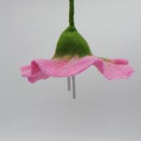 Windspiel, Klangblüte mit Klangstäben für Terrasse, Wohn- oder Babyzimmer, Mobile als Wohndekoration, Filzblume rosa Bild 4