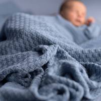 Babydecke, gestrickt, handgefertigt, aus Bio-Baumwolle, ca. 100 x 100 cm, jeansblau Bild 2