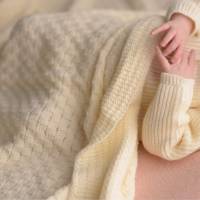 Babydecke, gestrickt, handgefertigt, aus Bio-Baumwolle, ca. 100 x 100 cm, wollweiß Bild 2