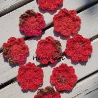 9 rot - grüne Häkelblumen Häkelblüten * zum Dekorieren * als Streudeko * zum Aufnähen Bild 1