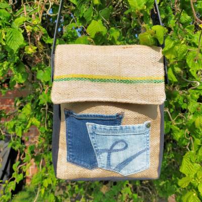 Upcycling Tablettasche / Handtasche  aus einem schicken Kaffeesack, Gürtel und einer Jeans