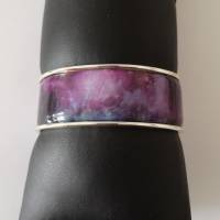 Armreif mit Nagelfolie und Harz "Galaxie lila" breit Bild 1