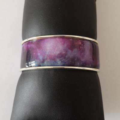 Armreif mit Nagelfolie und Harz "Galaxie lila" breit