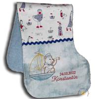Spucktuch Spuckschutz XXXL Schulterlatz fürs Baby bestickt mit Namen Teddy im Segelboot Geschenkidee Geburt Taufe Bild 1