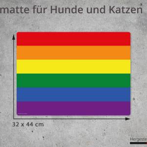 Napfunterlage | Futtermatte „Flagge Regenbogen“ aus Premium Vinyl - 44x32 cm - rutschhemmend, abwaschbar, reißfest - Mad Bild 2