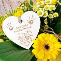Muttertag, mit dem echten Handabdruck vom Kind graviert, Holzanhänger Herz für Geschenke oder Blumenstrauß Bild 1